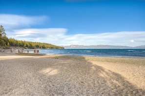 Beach - Remodeled Lake Tahoe Beach Condo - Pools, Tennis & Deck - Near Ski Resorts (Tahoe City)