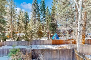 Property grounds - Forest-view condo with wood fireplace & walkable locale - dog-friendly (Incline Village)
