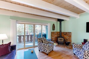 TV, fireplace, offices - Forest-view condo with wood fireplace & walkable locale - dog-friendly (Incline Village)