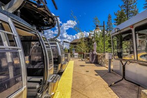 Property grounds - Snowscape Serenity | Ski-in/ski-out condo in Truckee with hot tub access (Truckee)