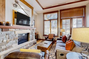 Living area - Snowscape Serenity | Ski-in/ski-out condo in Truckee with hot tub access (Truckee)
