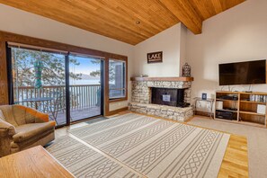 TV, fireplace, DVD player, stereo - Lakefront getaway with Private beach access & balcony, sleeps 6 (Zephyr Cove)