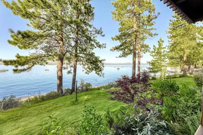 Property grounds - Lakefront getaway with Private beach access & balcony, sleeps 6 (Zephyr Cove)