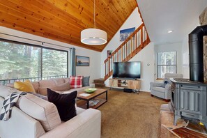 TV, fireplace, offices - Updated home on quiet street with gas fireplace, shared hot tub, pool, & more (Truckee)