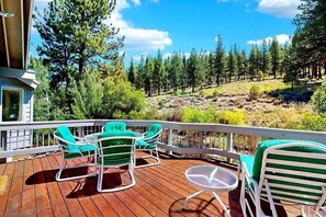 Outdoor dining - Gorgeous Northstar Home with Central AC, Ping-Pong, Fireplace & Jetted Tub (NorthStar-Truckee)