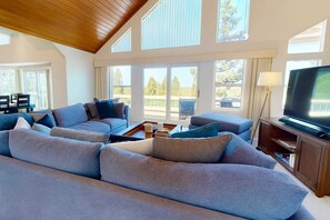 TV, fireplace, DVD player, stereo - Gorgeous Northstar Home with Central AC, Ping-Pong, Fireplace & Jetted Tub (NorthStar-Truckee)