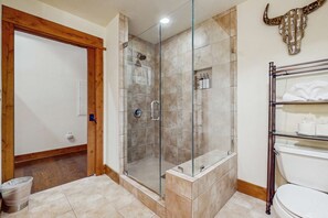 Doccia, asciugacapelli, asciugamani, shampoo