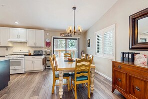 Fridge, microwave, oven, stovetop - Fully updated home near the lake with full kitchen & free WiFi (Carnelian Bay)
