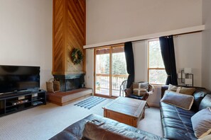 TV, fireplace, DVD player, stereo - Mountain Condo with Fireplace, Balcony, WiFi (NorthStar-Truckee)