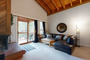 TV, fireplace, DVD player, stereo - Mountain Condo with Fireplace, Balcony, WiFi (NorthStar-Truckee)