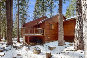 Exterior - Cozy Lodge-Inspired Retreat - Access Tahoe Donner Rec Center, Golf & Skiing (Truckee)