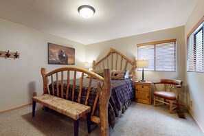 WiFi, bed sheets - Cozy Lodge-Inspired Retreat - Access Tahoe Donner Rec Center, Golf & Skiing (Truckee)
