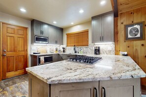 Fridge, microwave, oven, dishwasher - Cozy Lodge-Inspired Retreat - Access Tahoe Donner Rec Center, Golf & Skiing (Truckee)