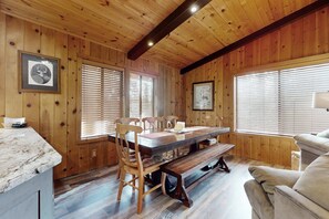 Dining - Cozy Lodge-Inspired Retreat - Access Tahoe Donner Rec Center, Golf & Skiing (Truckee)