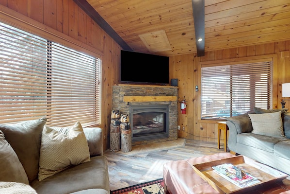 TV, fireplace, offices - Cozy Lodge-Inspired Retreat - Access Tahoe Donner Rec Center, Golf & Skiing (Truckee)