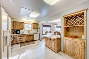 Fridge, microwave, oven, stovetop - Peaceful retreat with a gas fireplace, balcony, & washer&dryer (Incline Village)
