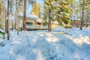 Exterior - Peaceful retreat with a gas fireplace, balcony, & washer&dryer (Incline Village)