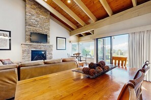 Dining - Relaxing townhome with gorgeous views of the water and numerous amenities (South Lake Tahoe)