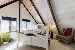 Desk, WiFi, bed sheets - Family-friendly cabin with fireplace, bikes, loft, games, & skiing nearby (South Lake Tahoe)