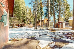 Property grounds - Family-friendly cabin with fireplace, bikes, loft, games, & skiing nearby (South Lake Tahoe)