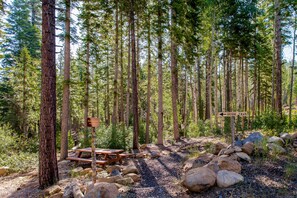 Outdoor dining - Truckee condo 1 mile from Northstar - ski, snowboard, or hike (NorthStar-Truckee)