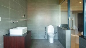 Ein modernes Badezimmer mit Waschbecken, Toilette und Dusche.