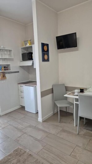 Monolocale Deluxe, vista cortile | Ristoranti