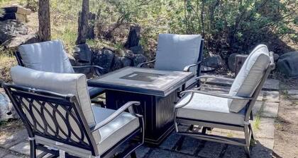 Mountain lakeview hotel, family-friendly with golf, skiing, WiFi, & Netflix