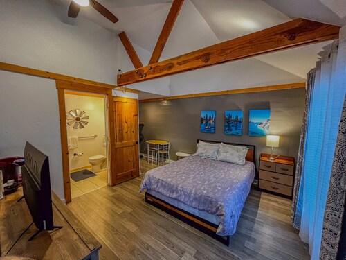 Mountain lakeview hotel, family-friendly with golf, skiing, WiFi, & Netflix