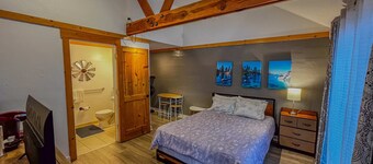 Mountain lakeview hotel, family-friendly with golf, skiing, WiFi, & Netflix