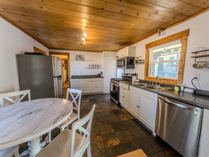 Fridge, microwave, oven, stovetop - Mountain-side home base with fireplace, WiFi, full kitchen & patio with firepit (Kings Beach)