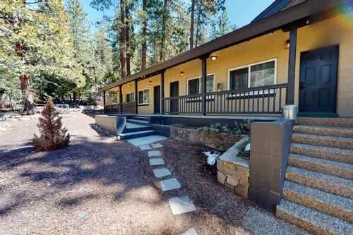 Wholesome hotel with lakeview, golf, skiing, WiFi, & Netflix