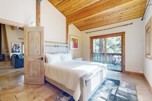 3 bedrooms, WiFi, bed sheets - Beautiful home with private pool table, spacious deck, & pool access (Incline Village)