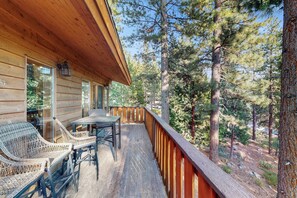 Outdoor dining - Beautiful home with private pool table, spacious deck, & pool access (Incline Village)