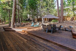 Outdoor dining - Dog-friendly modern abode with large yard, fireplace, cable & washer&dryer (Incline Village)