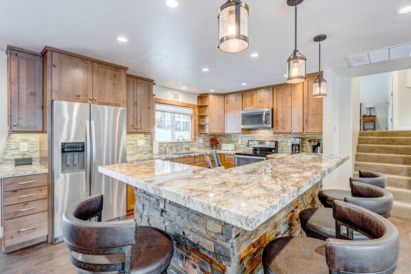 Fridge, microwave, oven, stovetop - Dog-friendly modern abode with large yard, fireplace, cable & washer&dryer (Incline Village)