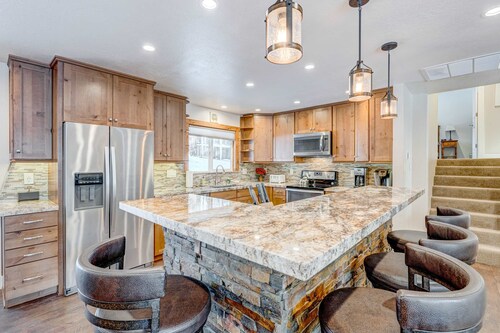 Dog-friendly modern abode with large yard, fireplace, cable & washer&dryer