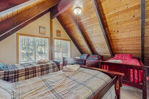 Iron/ironing board, WiFi, bed sheets - Enchanting alpine chalet with lots of room, deck, & grill - prime location (South Lake Tahoe)