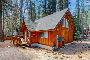 Exterior - Enchanting alpine chalet with lots of room, deck, & grill - prime location (South Lake Tahoe)