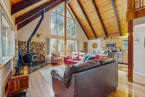 Enchanting alpine chalet with lots of room, deck, & grill - prime location