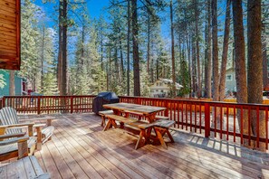 Outdoor dining - Enchanting alpine chalet with lots of room, deck, & grill - prime location (South Lake Tahoe)