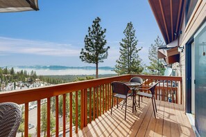 Outdoor dining - Three-story townhome with stunning Lake Tahoe view, 2 fireplaces & 2 balconies (Incline Village)