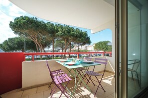Outdoor dining - Balcony facing Pontaillac beach, garage, sleeps 4. (Royan)