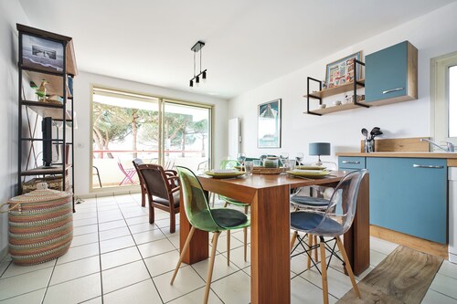 Balcony facing Pontaillac beach, garage, sleeps 4.