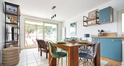 Balcony facing Pontaillac beach, garage, sleeps 4.