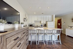 Private kitchen - Adorable & stylish ski-in-ski-out condo with fireplace (NorthStar-Truckee)