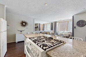 Interior - Adorable & stylish ski-in-ski-out condo with fireplace (NorthStar-Truckee)