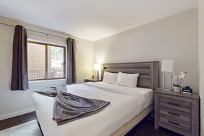 Room - Adorable & stylish ski-in-ski-out condo with fireplace (NorthStar-Truckee)