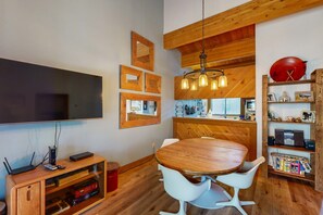 Dining - Cozy, updated condo with pool, hot tub, on-site golf, sauna & mountain views (NorthStar-Truckee)