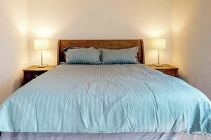 WiFi - Bright condo with outdoor pool, hot tub, tennis, sauna & patio - walk to lake (Tahoe City)